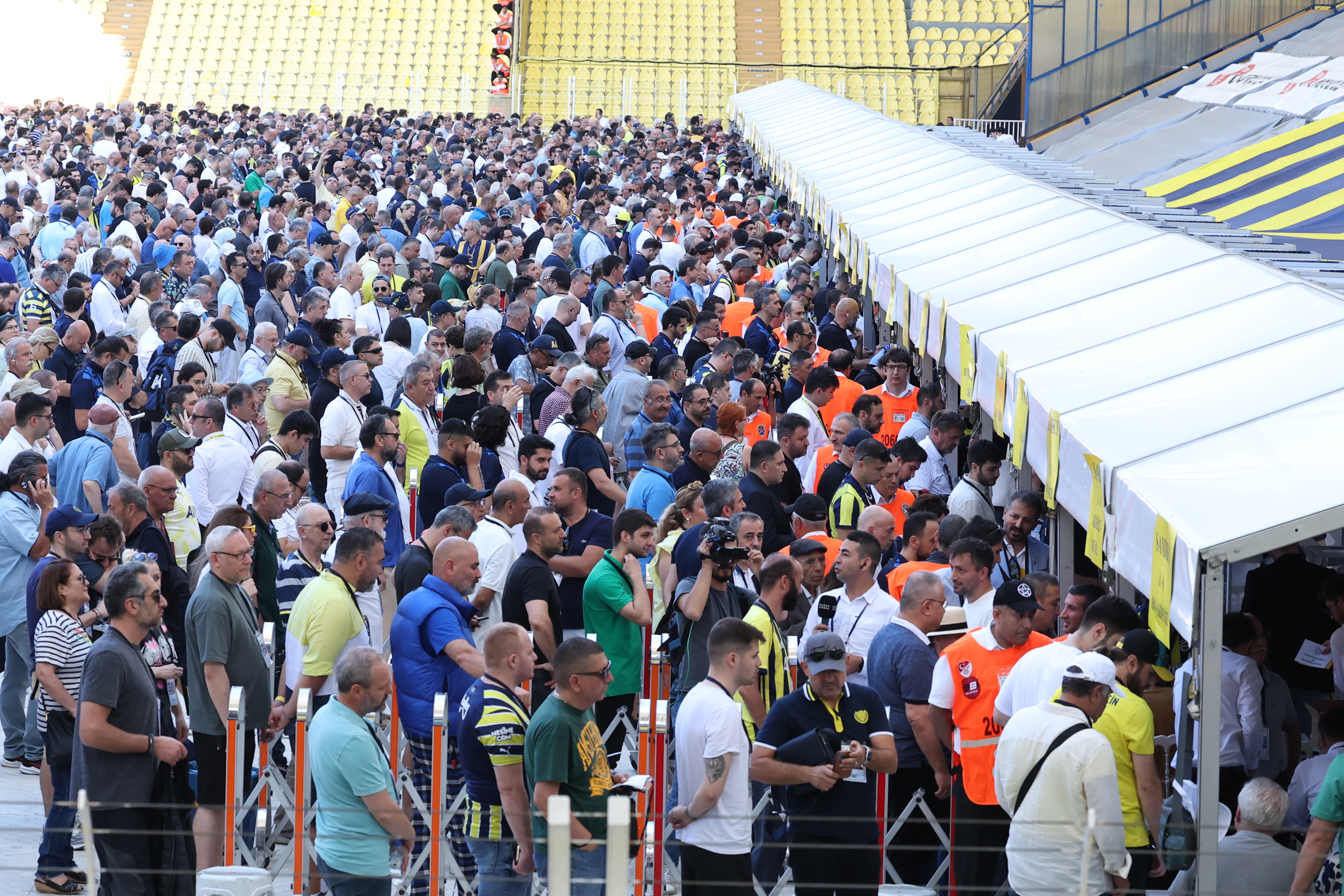 Fenerbahçe kongresinde sandıklar kapandı! Oy sayma işlemine geçildi