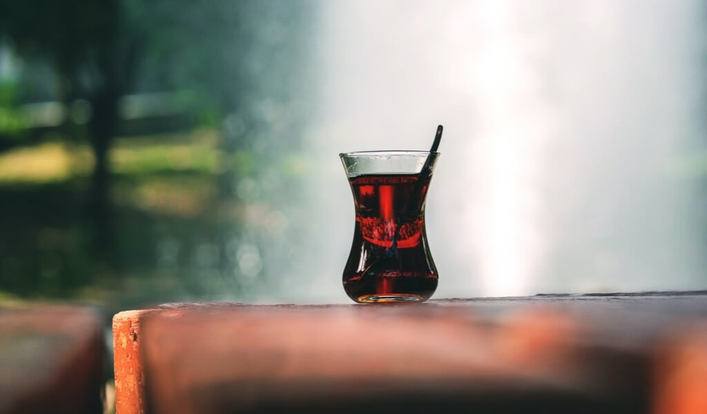 Sıcak havada çay içmek harareti alır mı? Sıcak havada sıcak mı içilmeli, soğuk mu?