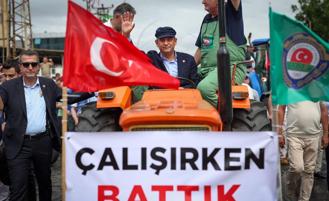 Özgür Özel, Buğday Mitingi'ne traktörle geldi: "Çalışırken battık!"