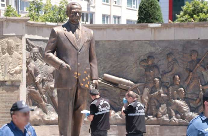 Kayseri'de Atatürk Anıtı'na baltayla saldırdılar