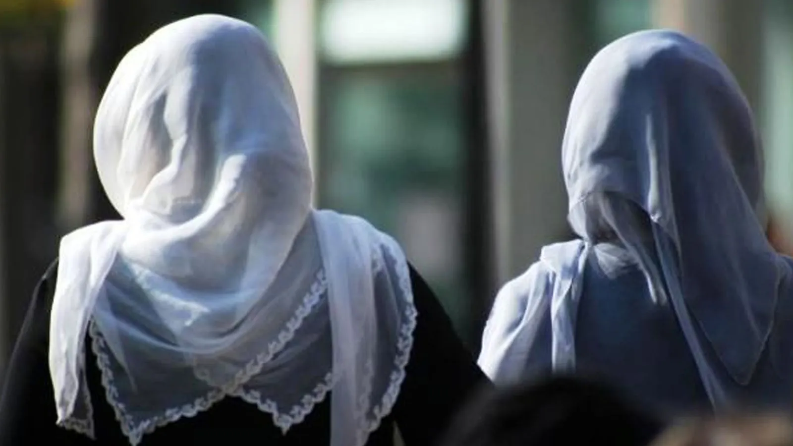 Kadınlara başörtüsü, erkeklere sakal uzatmak yasaklandı