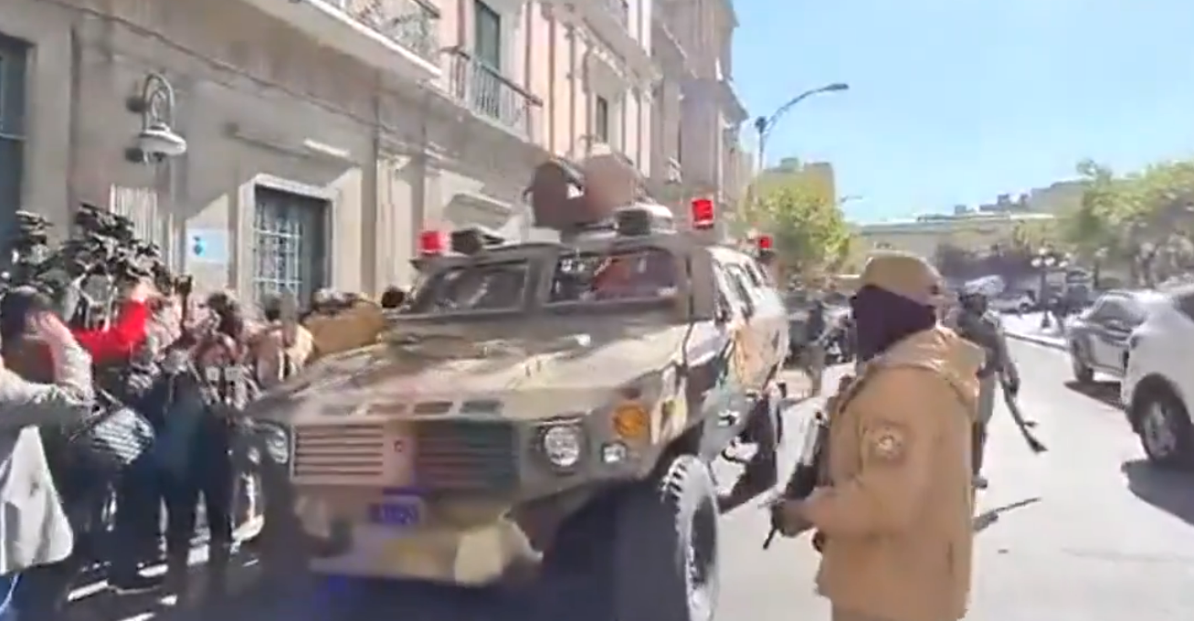 Bolivya'da askeri darbe! Cumhurbaşkanlığı Sarayı'na girmeye çalışıyorlar
