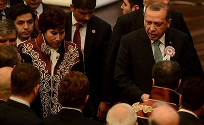 Düğmesiz cübbeyi iliklemeye çalışan Danıştay Başkanı'na protesto