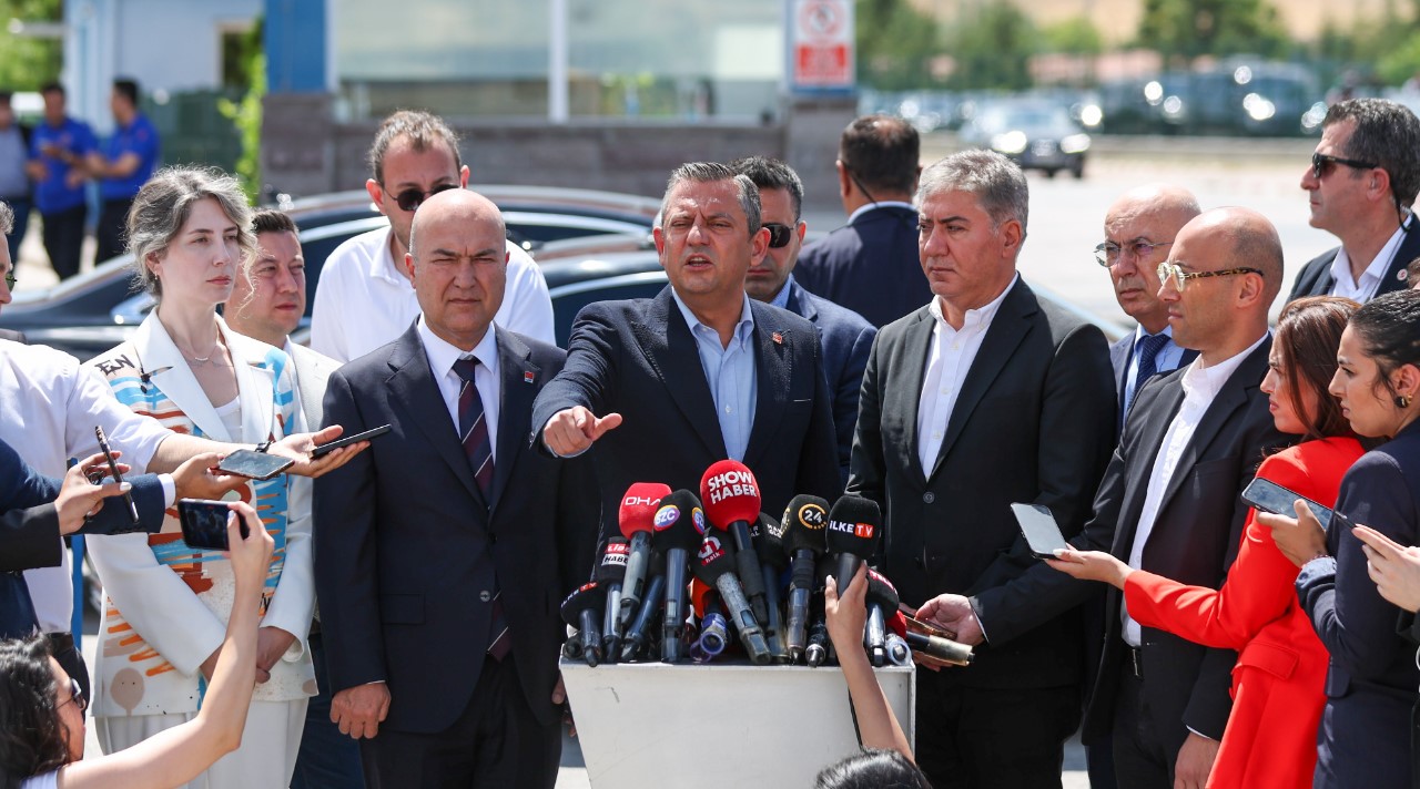 Özgür Özel, Sinan Ateş davası hakkında konuştu: "Kendilerine verilen vazifeyi yerine getirmeye çalışan bir tetikçi ve bir azmettirici"