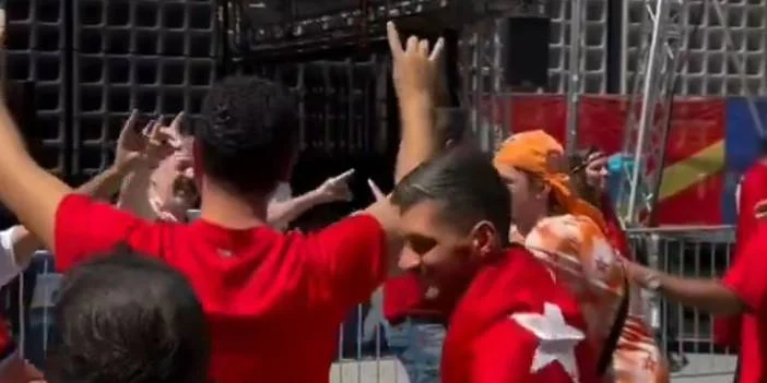 Taraftar Milli Takımı "Bozkurt" İşaretiyle Karşıladı