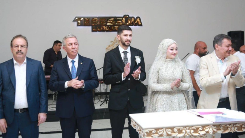 Mansur Yavaş ile Melih Gökçek düğünde bir araya geldi