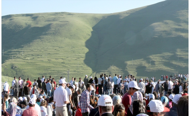 Atatürk'ün silüeti İzmir Marşı eşliğinde izlendi