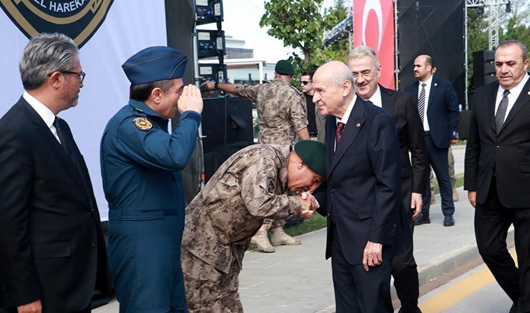 Görüntüler ortaya çıktı: Özel Harekat polisleri, Bahçeli'nin elini öpmek için sıraya girmiş