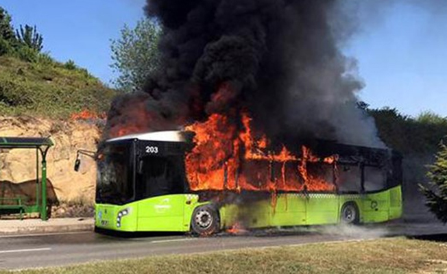 İzmit'te korku dolu anlar... Halk otobüsü alev alev yandı