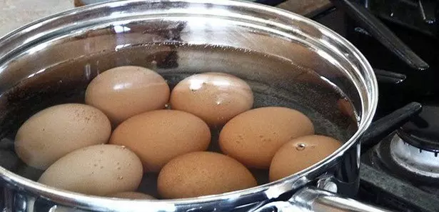Yumurta haşlarken suyuna 1 adet ekleyin!