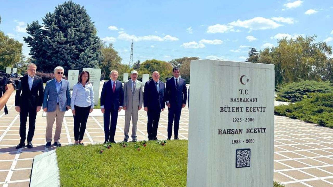 Kemal Kılıçdaroğlu'ndan Bülent Ecevit'in kabrine ziyaret