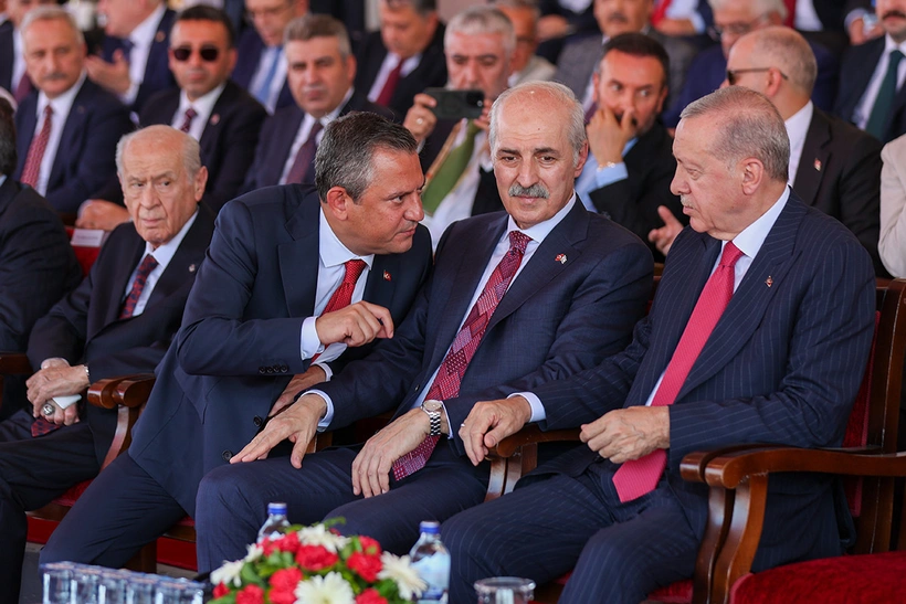 Erdoğan ile Özel'in sohbet ettiği anlar gündem oldu! İki lider arasında ne konuşuldu?