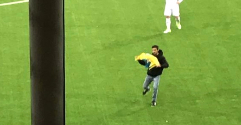 Galatasaray'ın maçında sahaya giren iki kişi Abdullah Öcalan posteri açtı