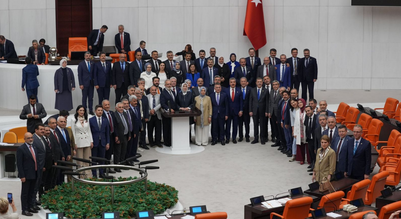 Katliama kalkan eller, Meclis'te hatıra fotoğrafı çektirdi