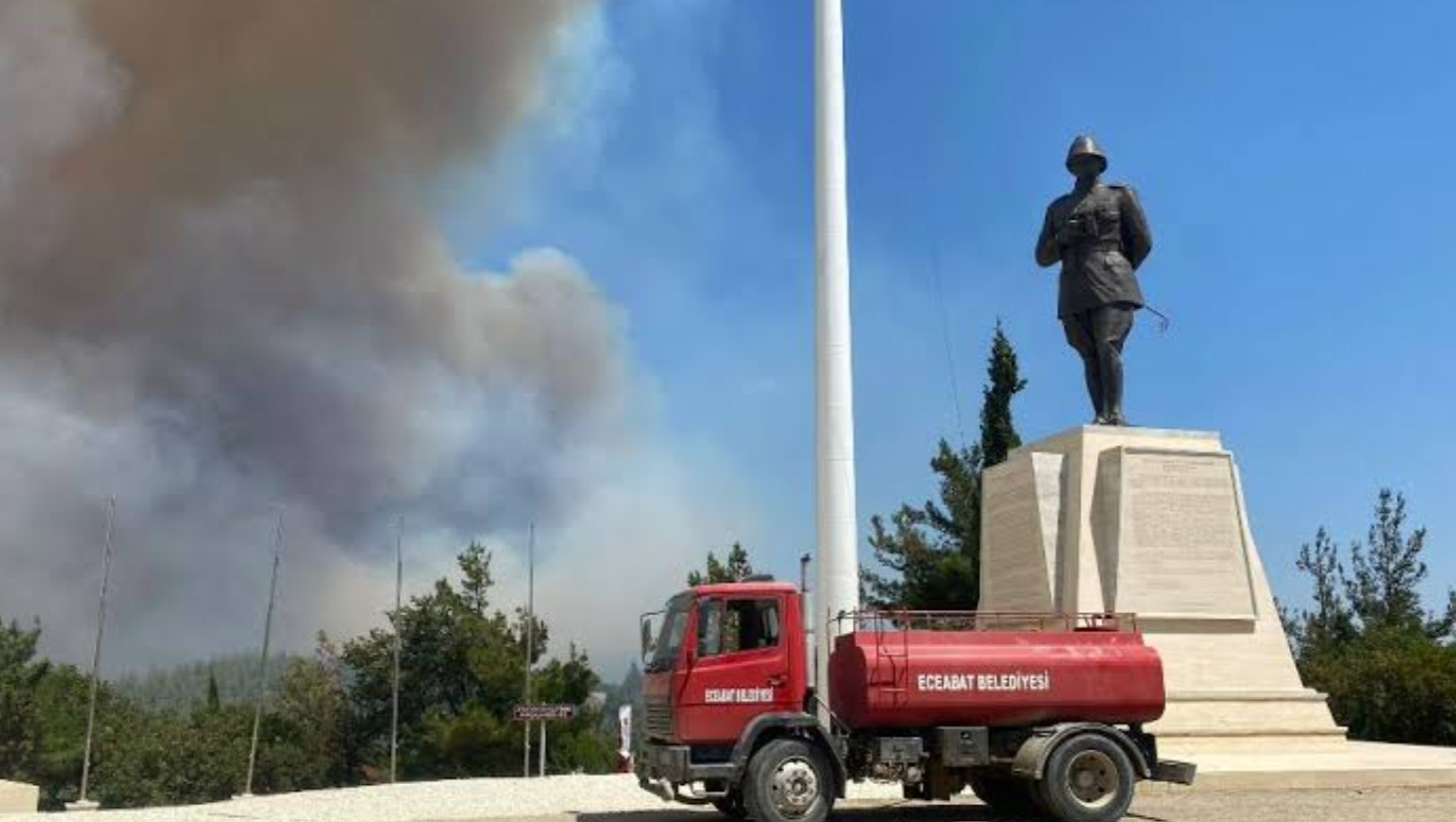Türkiye'nin ciğerleri cayır cayır yanıyor! Çanakkale, Bolu, Eskişehir, Manisa... Yangın şehirden şehire sıçradı, şehitlik tehdit altında!