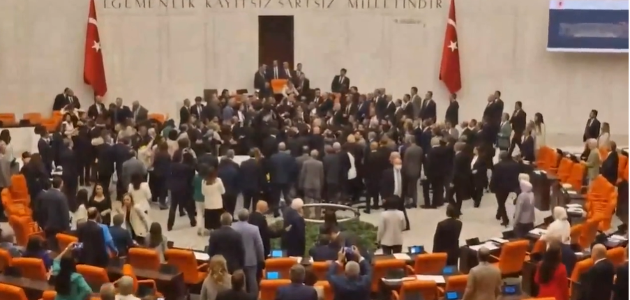 Meclis'te tansiyon bir anda yükseldi! AKP'li milletvekilleri, Ahmet Şık'a saldırdı