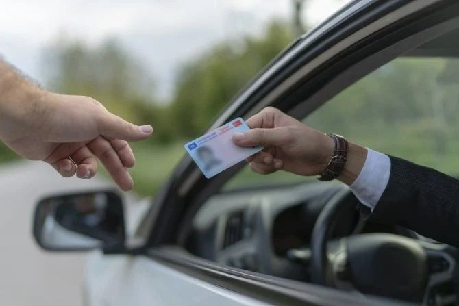 Ehliyetlere ayar verildi! Bu yaşın üstündekiler artık araba kullanamayacak