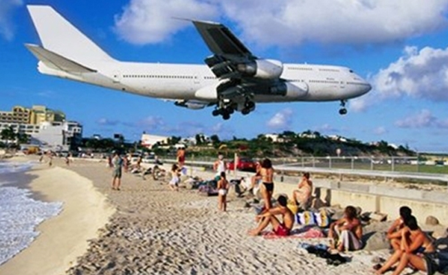 Turisti uçağının jet motoru öldürdü