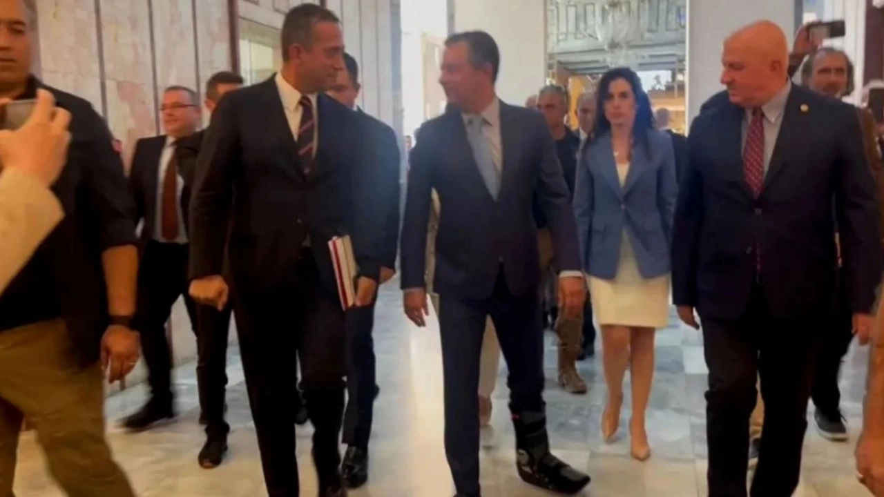 Özgür Özel'in ayağı kırılmıştı, vurulduğu iddia edildi! CHP Liderinden açıklama geldi