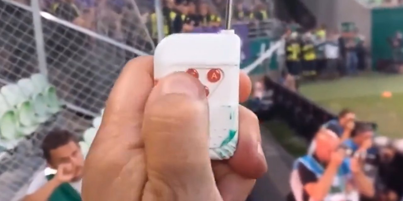 Rakip takım tribününe uzaktan kumandayla bomba attı