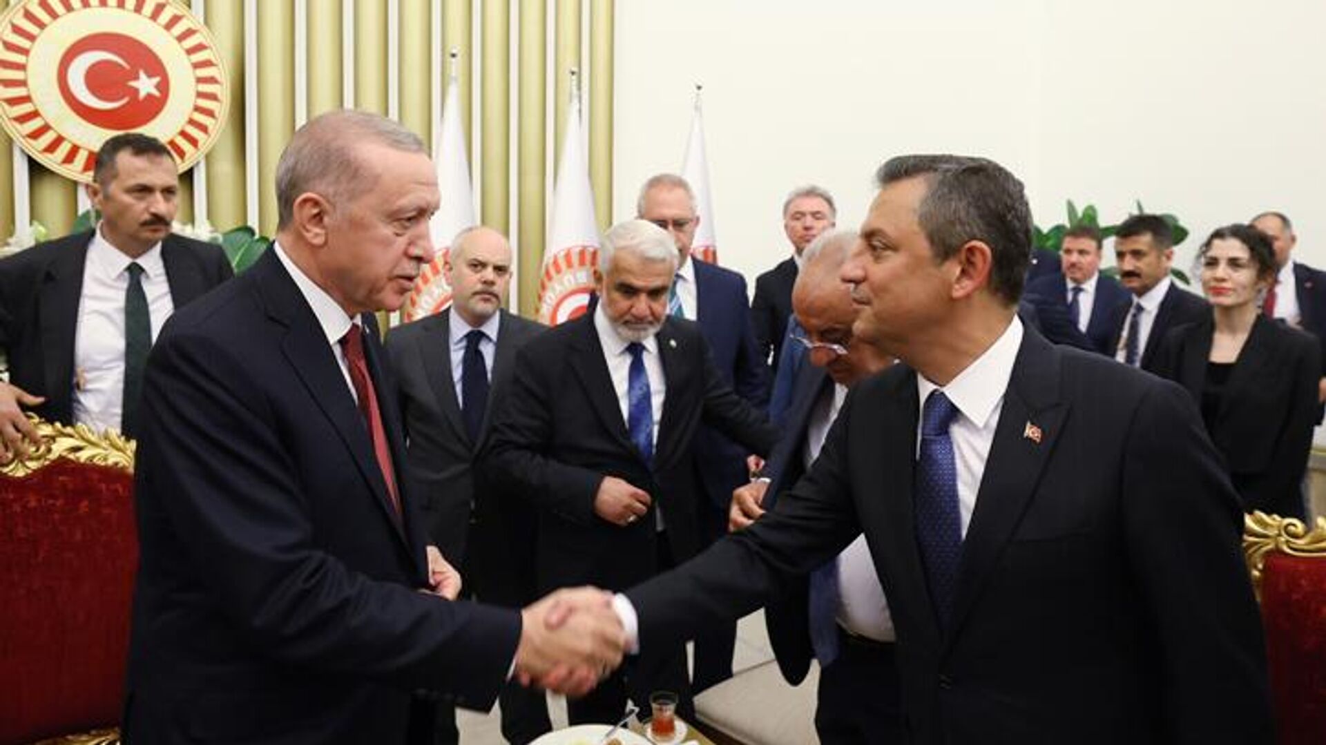 Kulis: CHP'li belediye başkanları Özgür Özel'den Erdoğan ile görüşmesini talep etti