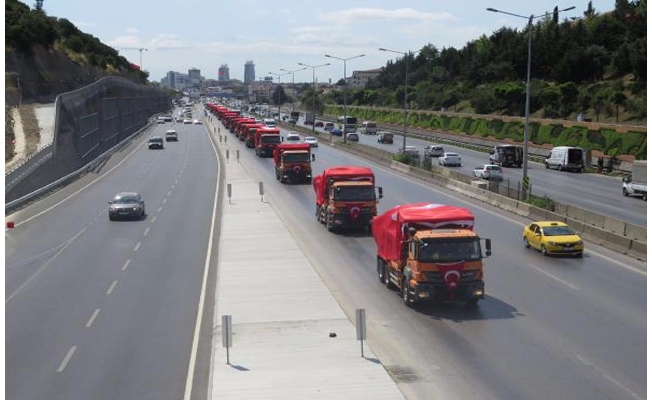Kamyonlar Türk bayraklı halde yola çıktı