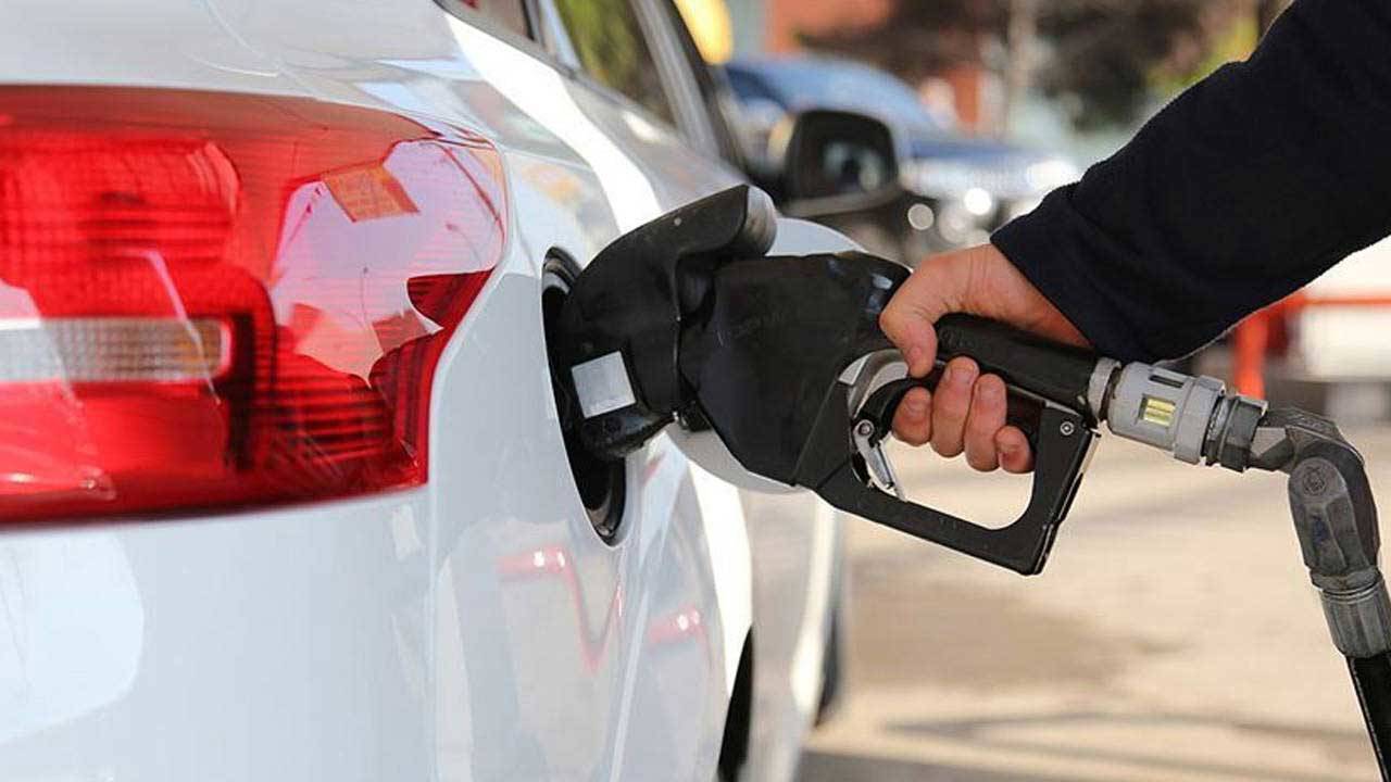 Benzine indirim geldi! Fiyatlar pompaya yansıdı