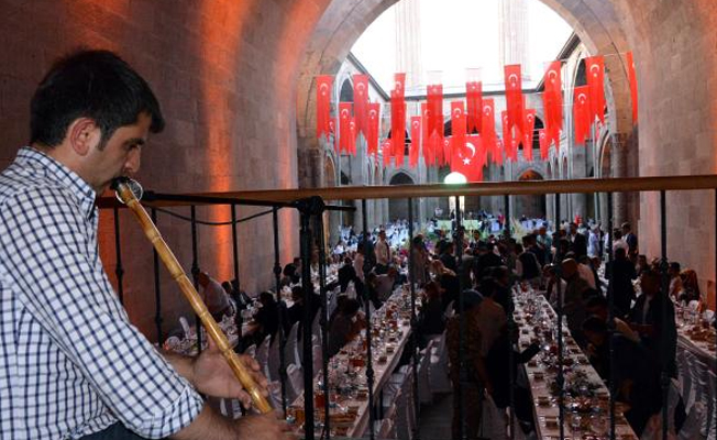 15 Temmuz dolayısıyla tarihi Çifte Minareli Medrese'de yemek verildi