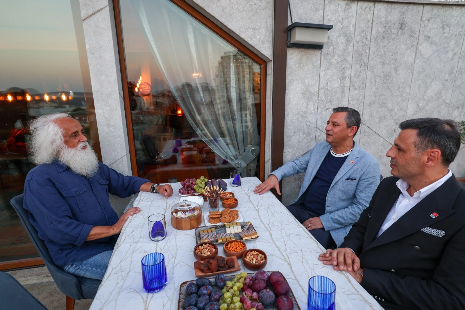 Suavi, Özgür Özel ile bir araya geldi