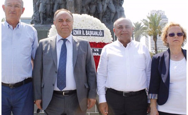 İzmir CHP'den demokrasi çelengi