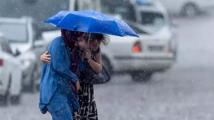 Meteoroloji uyarmıştı! İstanbul'da şiddetli sağanak yağış başladı