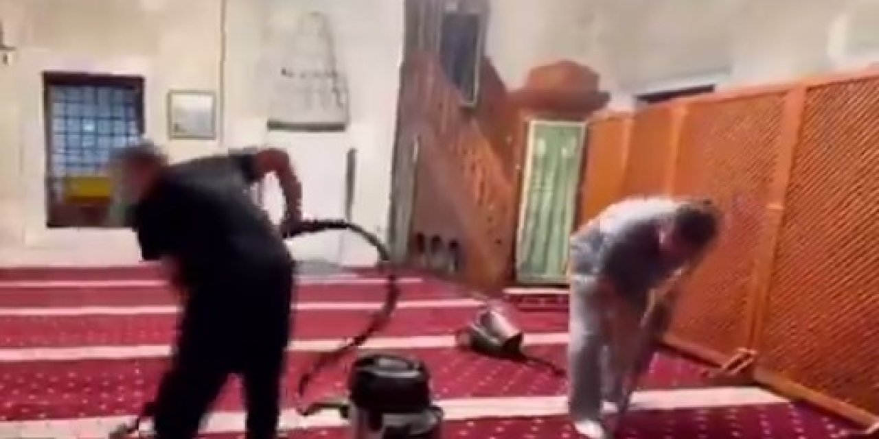 Mesut Özil camide temizlik yaptı