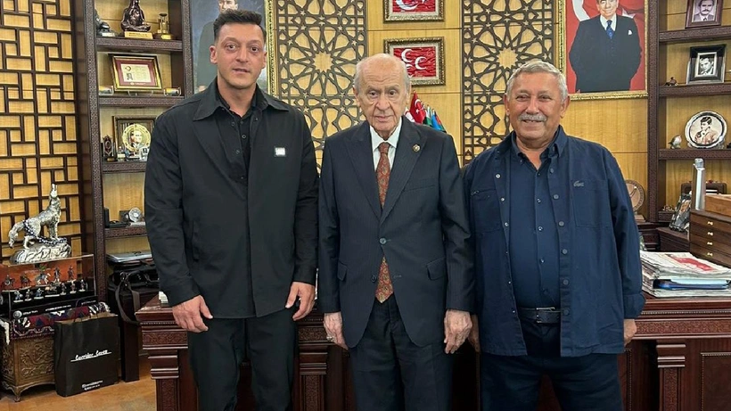Mesut Özil Devlet Bahçeli'yi ziyaret etti
