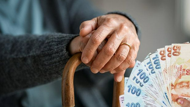 AKP'den emeklilik yaşı ve çalışma saatleri hakkında flaş açıklama! Avrupa'daki emeklilik yaşını örnek verdi, ne kadar kazandıklarını söylemedi