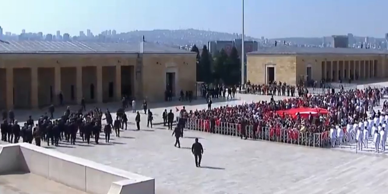 Anıtkabir'deki güruh yine provokasyon peşinde! Slogan atmaya çalıştılar, bu kez kısa sürdü