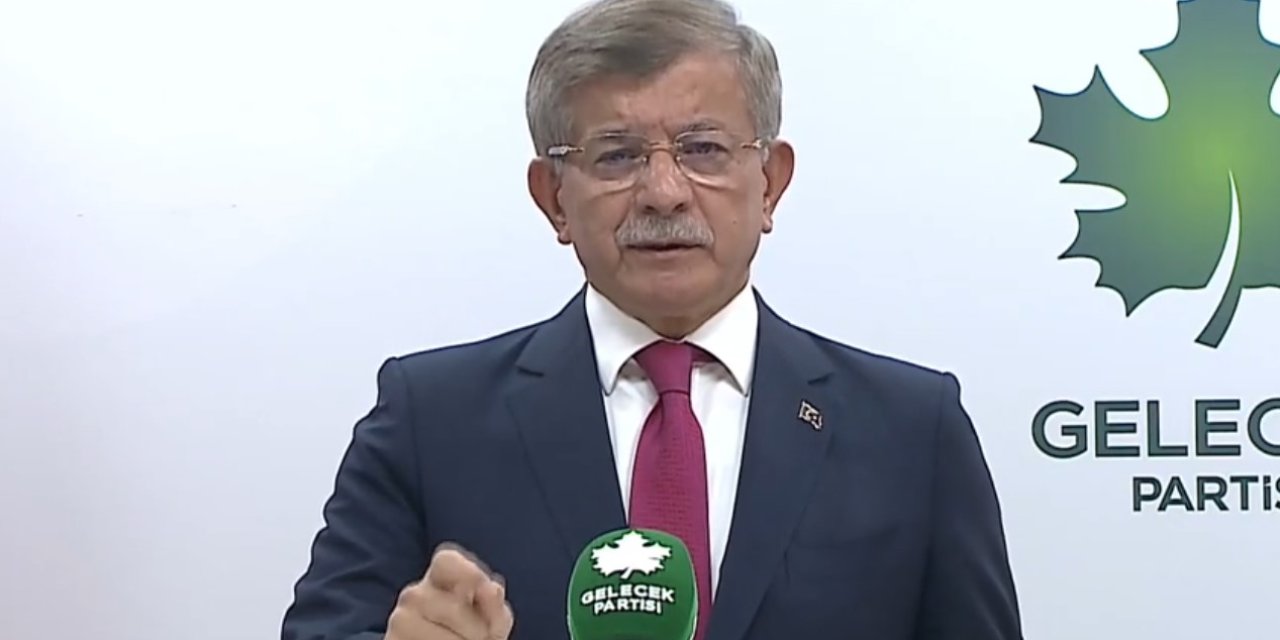 Ahmet Davutoğlu'nun 'Mustafa Kemal'in Askerleriyiz' rahatsızlığı: "Kaç genç neslimizi slogan ve sembol kavgalarında kaybettiğimizi unutmayalım"