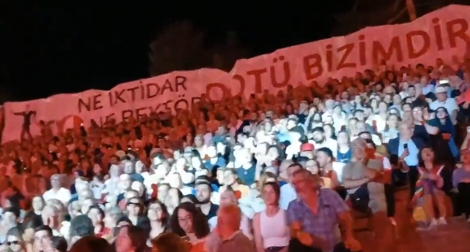 ODTÜ mezuniyet töreninde atanmış rektör dakikalarca yuhalandı! ODTÜ'lülerin pankartları yine ses getirecek