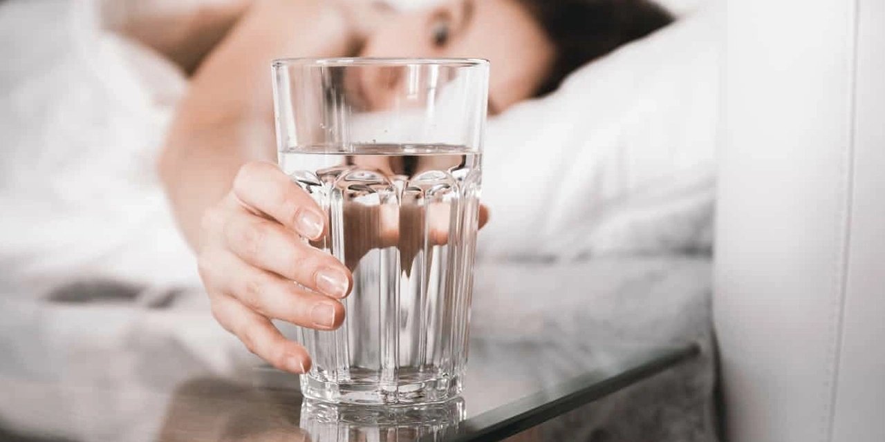 Gece uyumadan yatağının başucuna su koyanlar için uyarı