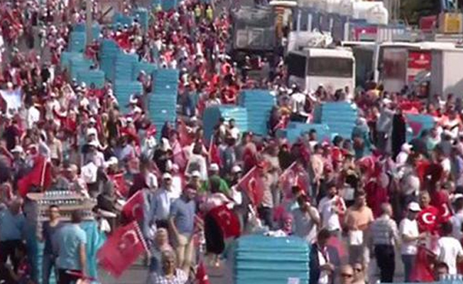 Darbe girişiminin yıldönümü kapsamında köprüye doğru yürüyüşler başladı