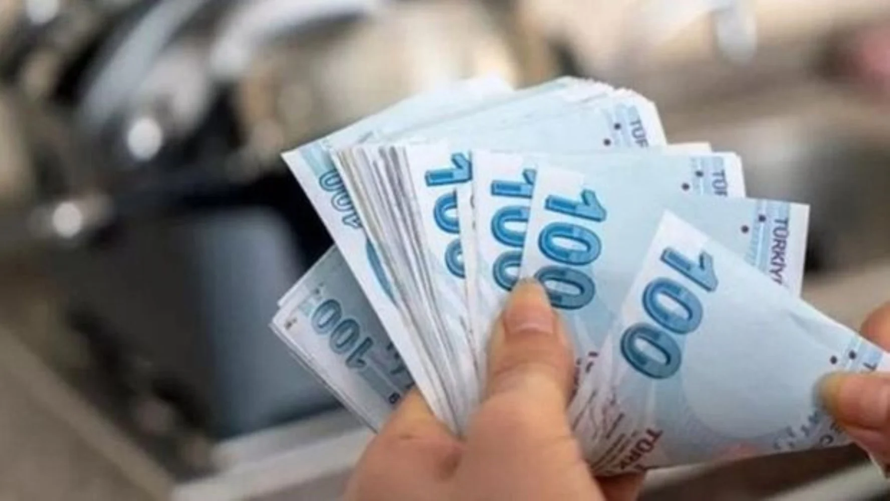 Asgari ücretliler o rakamı duyunca şoke olacak! Ünlü ekonomist 2025 yılı asgari ücreti için rakam verdi