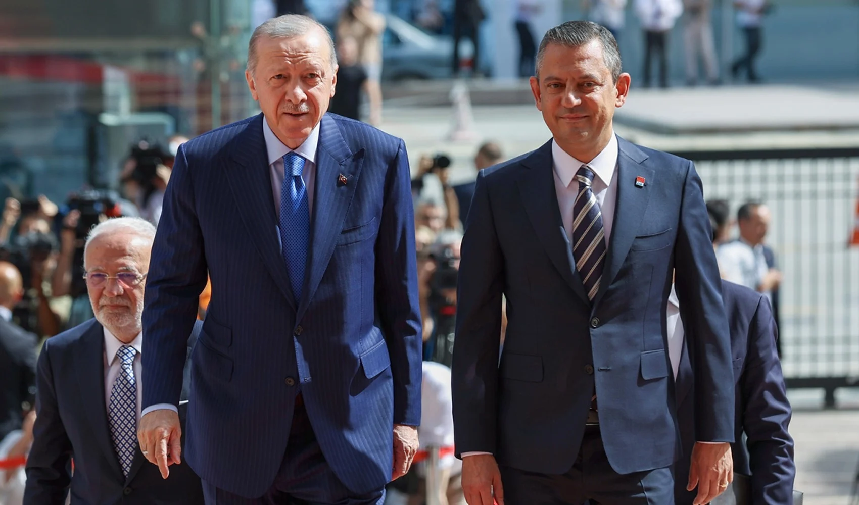 MetroPoLL Araştırma 'Liderlerin görev onayı' anketi! "Özgür Özel Erdoğan’a meydan okuyor" diyerek duyurdu
