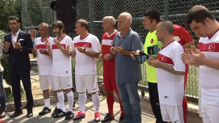 Eski milli futbolcular 15 Temmuz Şehitleri için sahada ter döktü!