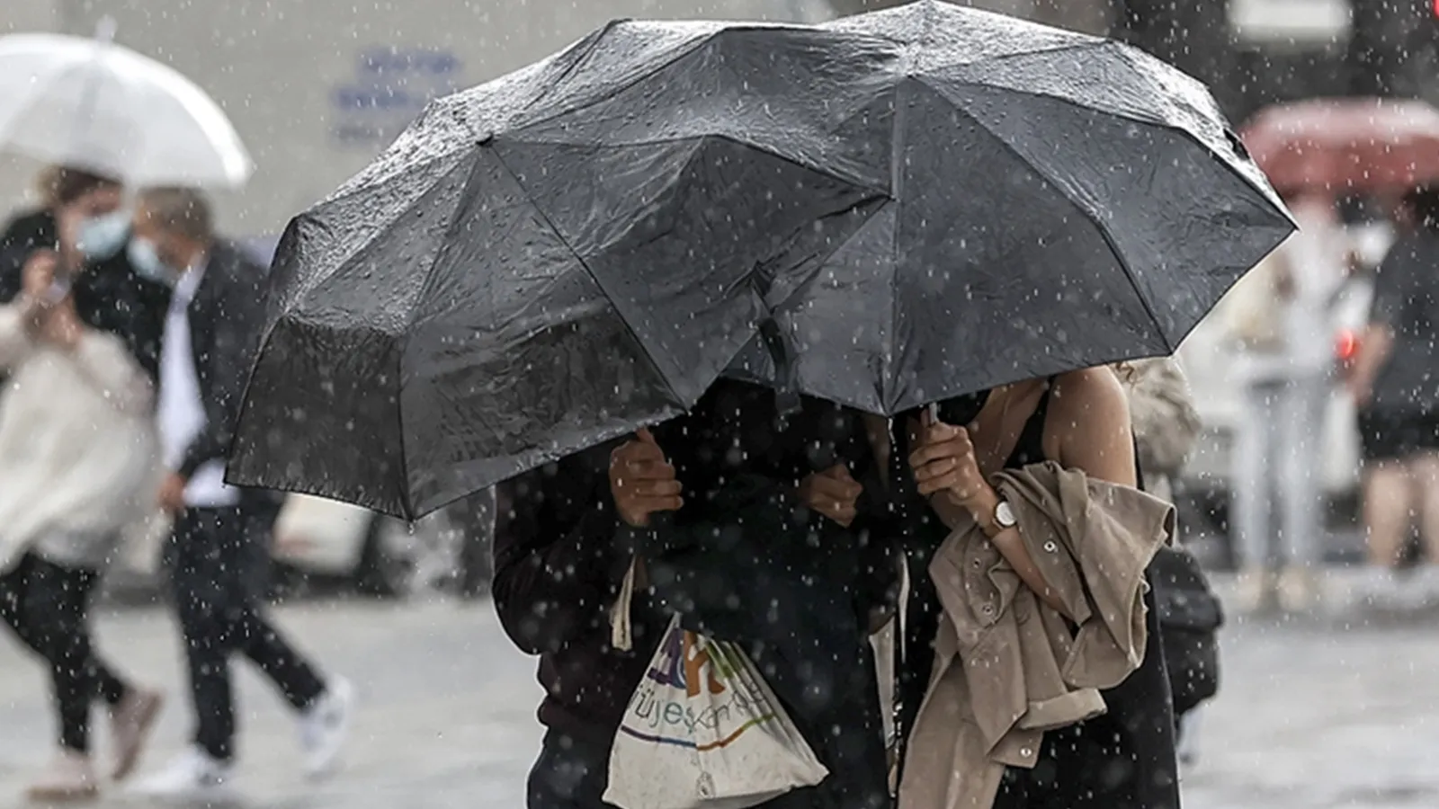 Meteoroloji o illeri peş peşe uyardı! Çok fena kuvvetli sağanak geliyor