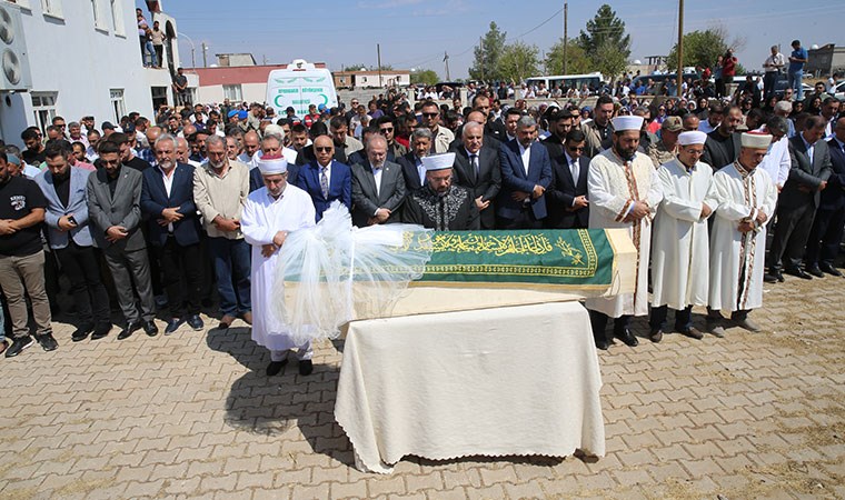 8 yaşındaki Narin Güran'ın tabutuna 'beyaz duvak' bıraktılar!
