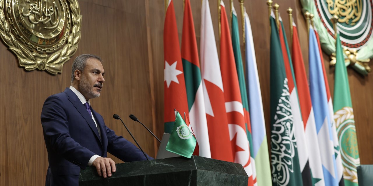 Hakan Fidan, Arap Birliği Toplantısında protesto edildi! Besmeleyle konuşmaya başlarken Suriyeliler salonu terk etti