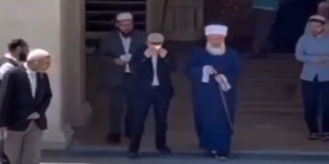Menzilcilerden tiksindiren görüntü! Terini sildiği mendili öpüp başına sürdü