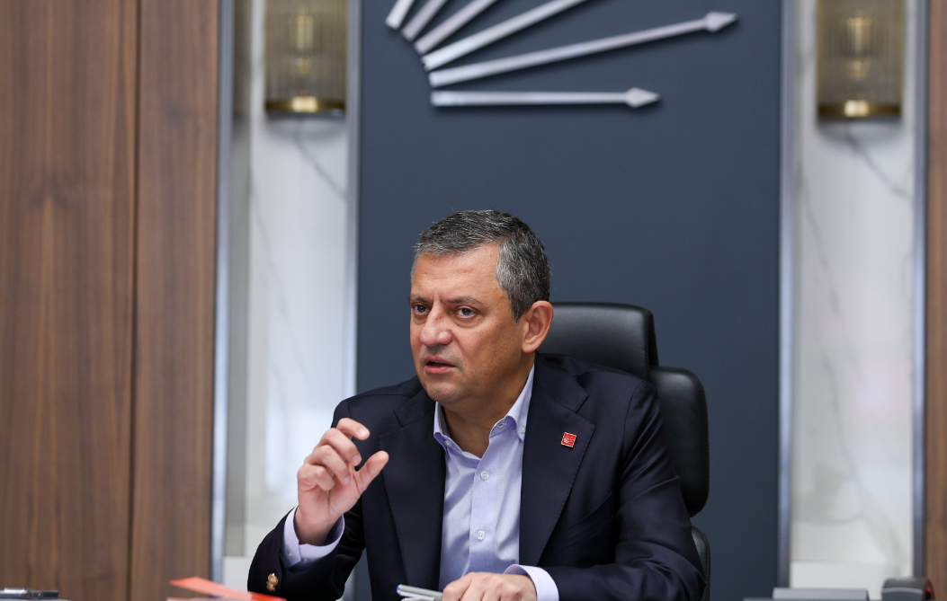 Anketleri işaret eden Özgür Özel'den Erdoğan'a adaylık uyarısı: "Yeniden aday olmak istiyorsa son tarih..."
