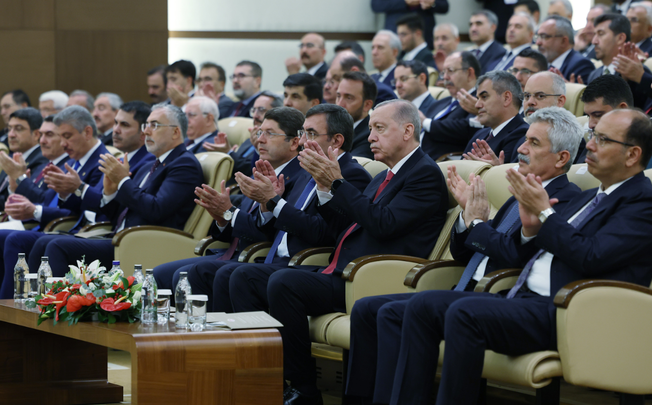 AYM Başkanı'ndan Erdoğan'ın katıldığı toplantıda dikkat çeken uyarılar: "Hukuku kendi çıkarları doğrultusunda kullananlardan taraf olmayın"