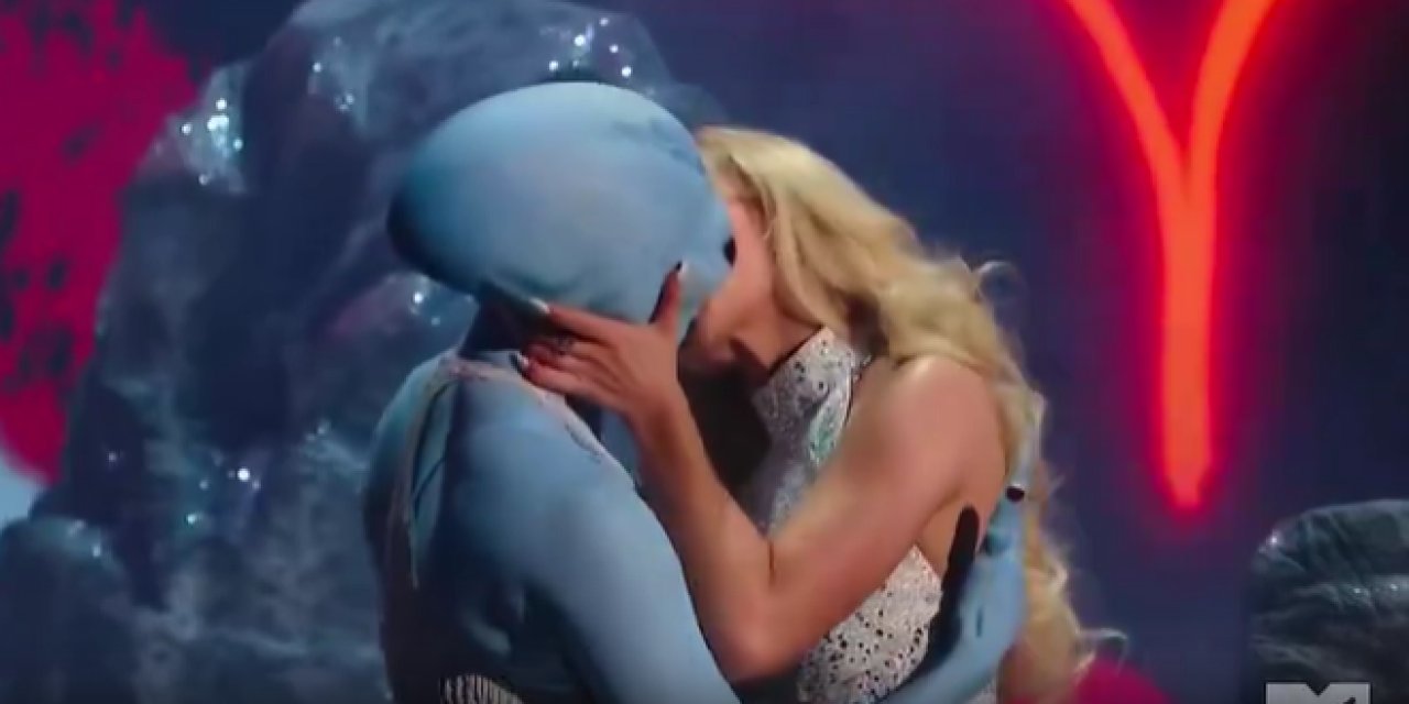 Sabrina Carpenter sahnede uzaylıyla öpüştü!