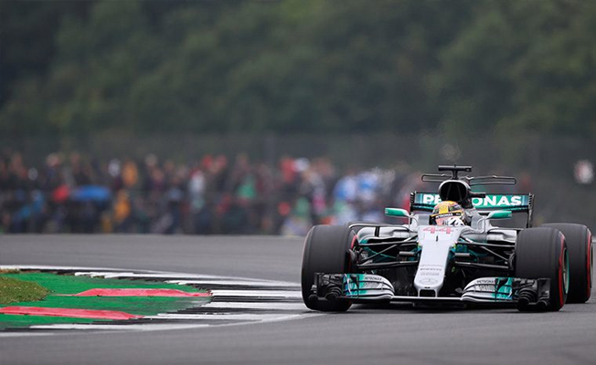 Hamilton fırtına gibi esti!